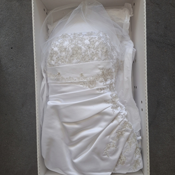 WEDDING DRESS - Picture 3 of 15